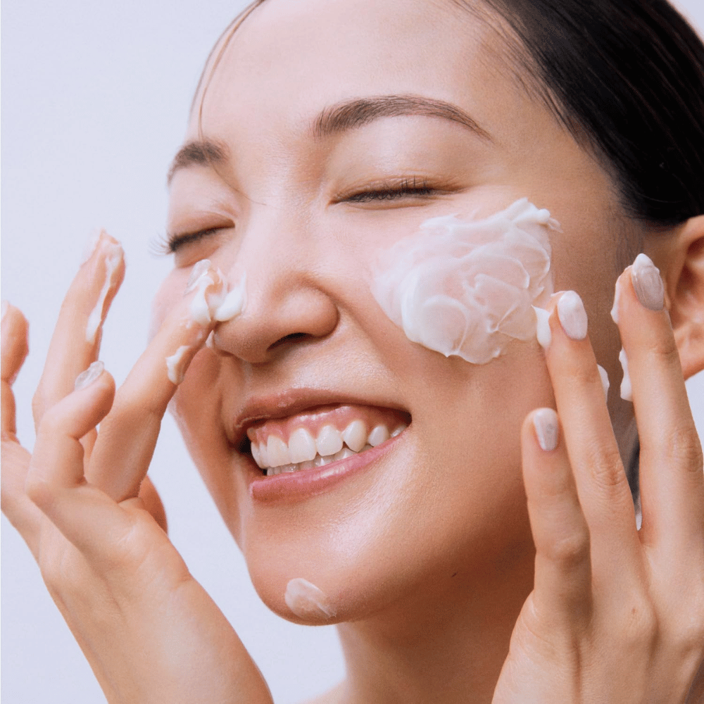 Beauty of Joseon Jello Skin Massage Cream nakłada się na twarz do nawilżającego masażu i wzmocnienia bariery skórnej.