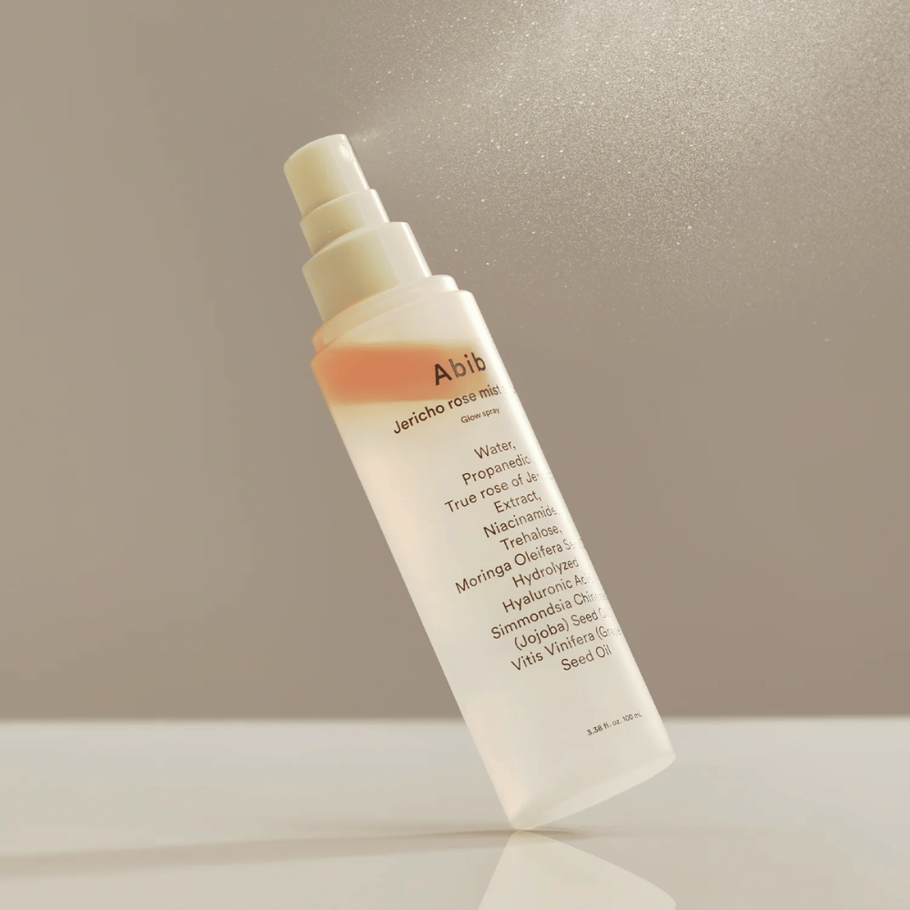 Abib Jericho Rose Mist Serum rozpyla się w powietrzu. Lekka i świeża mgiełka z olejkiem różanym i moringa dla naturalnego blasku.