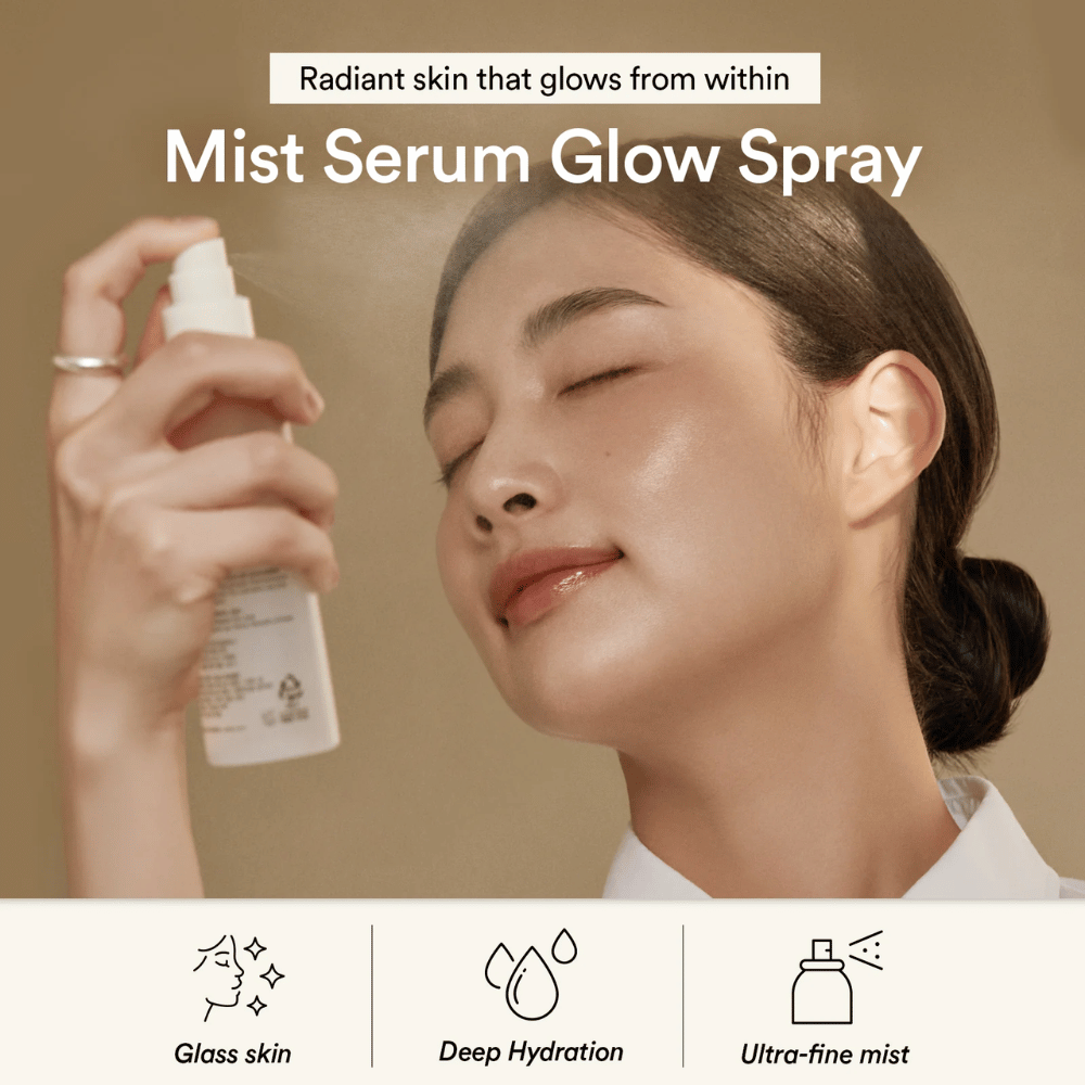 Kobieta rozpyla Abib Jericho Rose Mist Serum na twarz. Drobna mgiełka zapewniająca głębokie nawilżenie i efekt blasku.