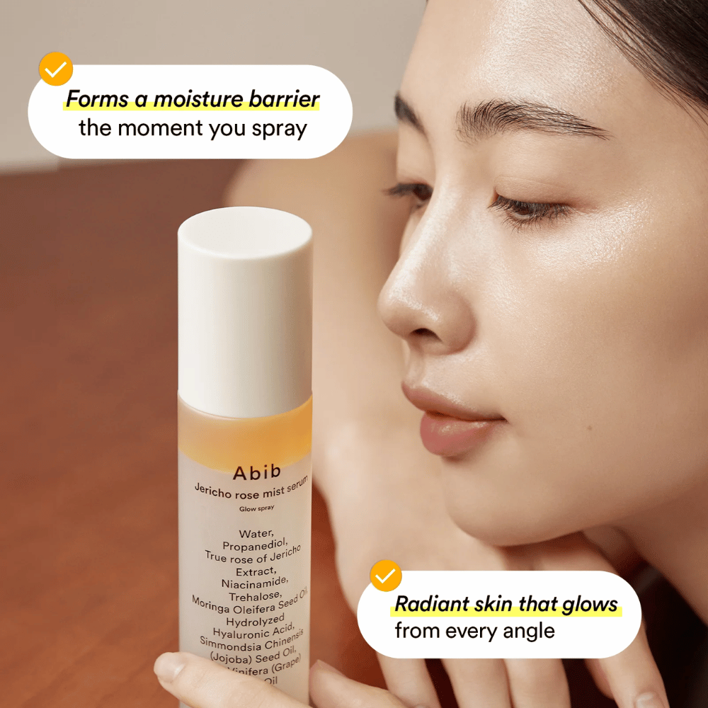 Kobieta pokazuje swoją nawilżoną skórę po użyciu Abib Jericho Rose Mist Serum. Tworzy ochronną barierę nawilżającą.
