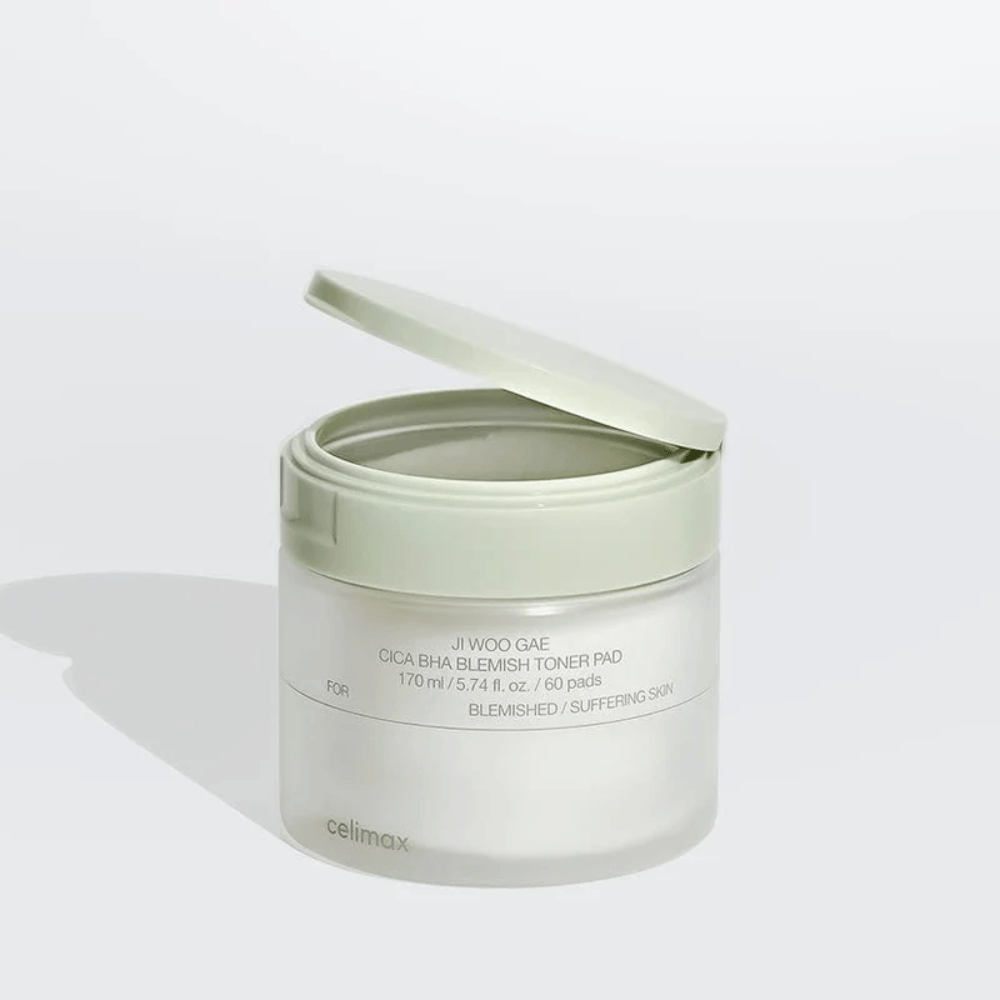 Otwarty słoik Celimax Ji Woo Gae Cica BHA Blemish Toner Pad. Łagodne oczyszczające płatki tonizujące, które łagodzą i równoważą skórę.