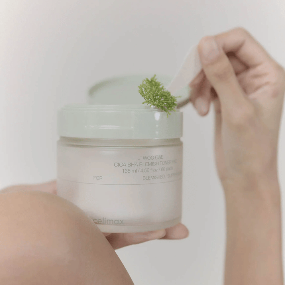 Celimax Ji Woo Gae Cica BHA Blemish Toner Pad z ekstraktem z centelli pokazywane w użyciu – łagodne złuszczanie dla czystej skóry.