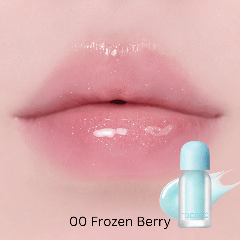 Närbild av läppar med TOCOBO Juicy Berry Plumping Lip Oil i nyansen 00 Frozen Berry. Ger glans, lätt färg och återfuktning.
