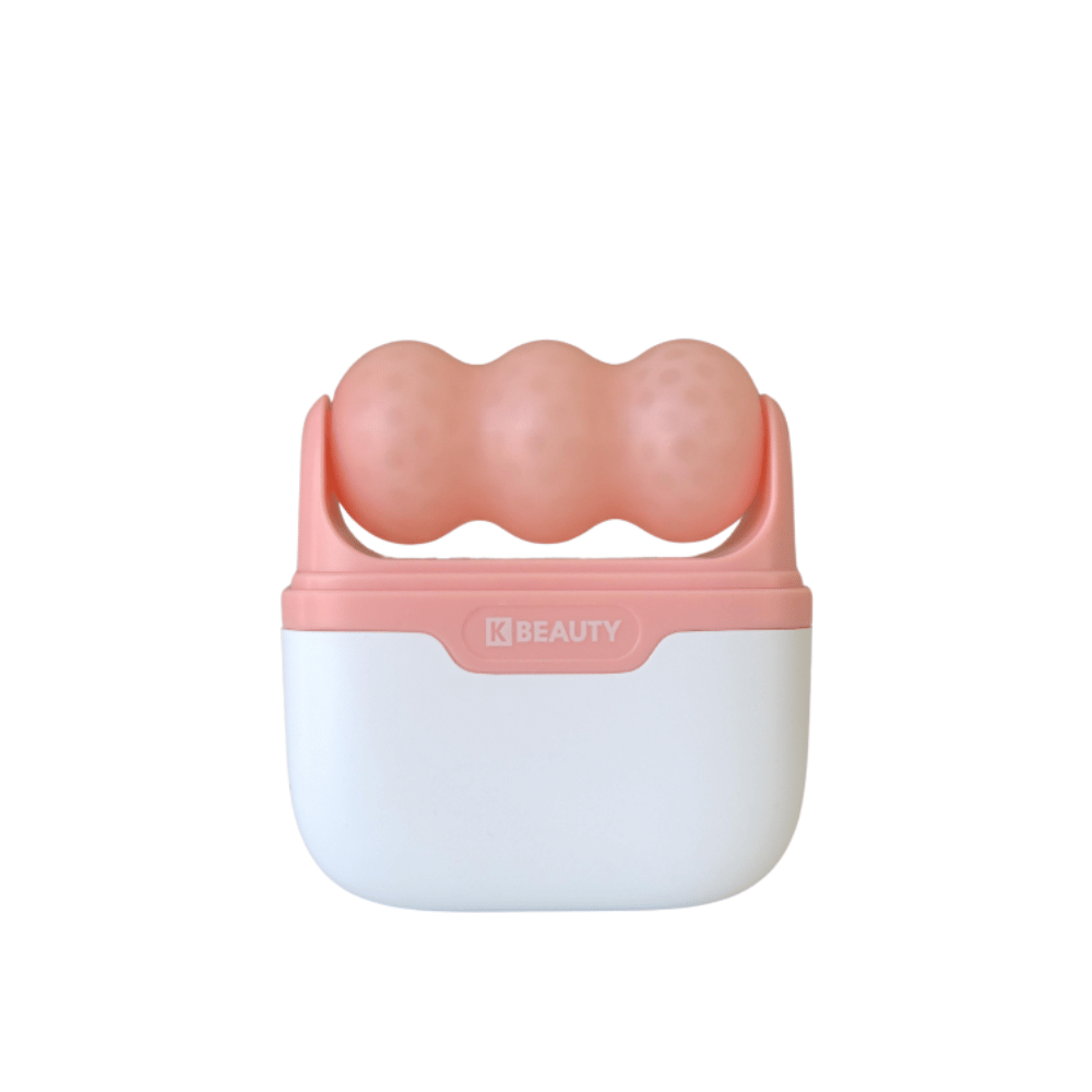 Obraz przedstawia K-Beauty Ice Roller z białą i różową rączką. Produkt ma trzy zaokrąglone, kropkowane wałki w kolorze różowym na górze, zaprojektowane do chłodzenia i masażu twarzy. Tło jest całkowicie białe.