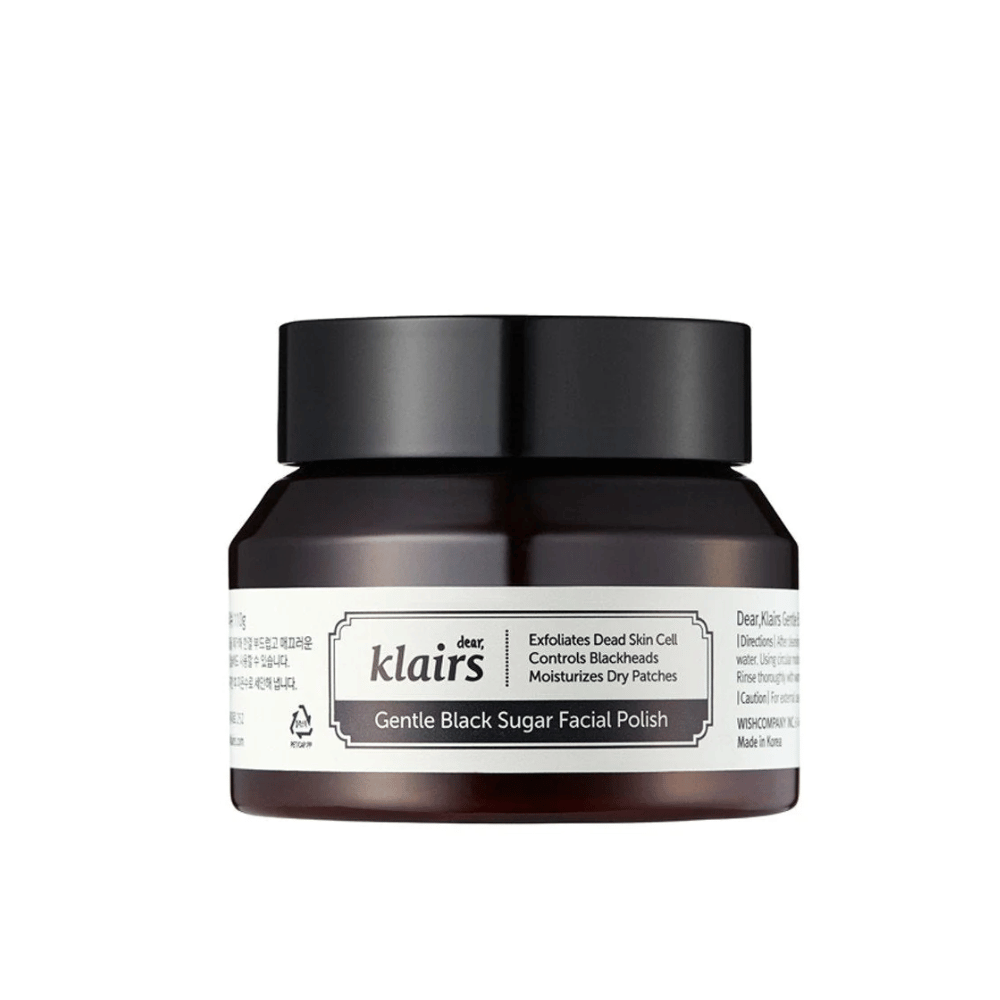 Słoik Klairs Gentle Black Sugar Facial Polish z czarną pokrywką i etykietą, na neutralnym tle.