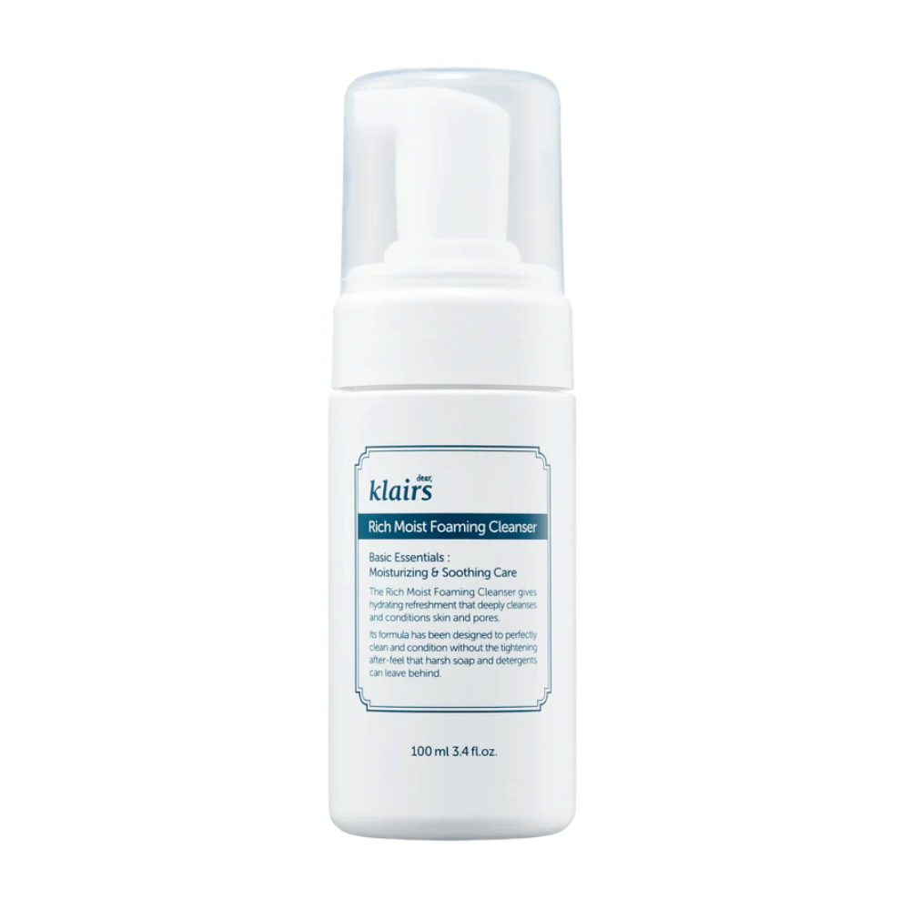 Butelka z pompką Klairs Rich Moist Foaming Cleanser z opisem nawilżających i łagodzących właściwości, na białym tle.