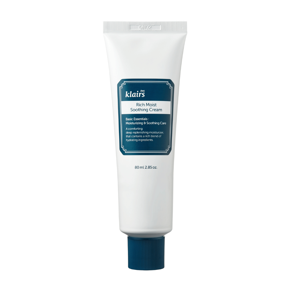Tubka Klairs Rich Moist Soothing Cream z ciemnoniebieskimi detalami i informacjami o produkcie, zaprezentowana na czystym białym tle.