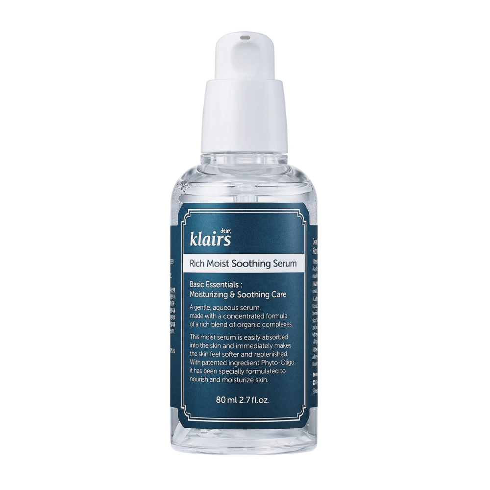 Przezroczysta butelka z Klairs Rich Moist Soothing Serum i białym korkiem z kroplomierzem, na białym tle.
