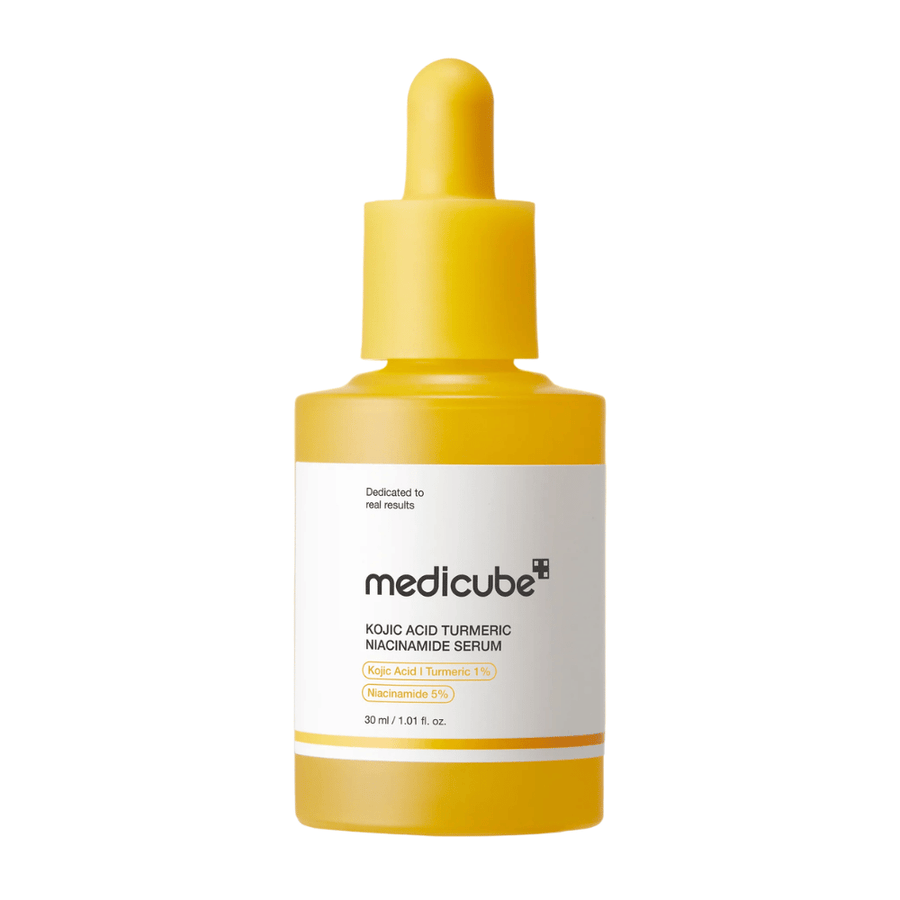 Wyizolowane zdjęcie produktu Medicube Kojic Acid Turmeric Niacinamide Serum z żółtą butelką i pipetą. Minimalistyczny design i ciepłe kolory nadają nowoczesny i kliniczny charakter, jednocześnie kojarząc produkt z efektem glow i rozjaśniającą pielęgnacją skóry.