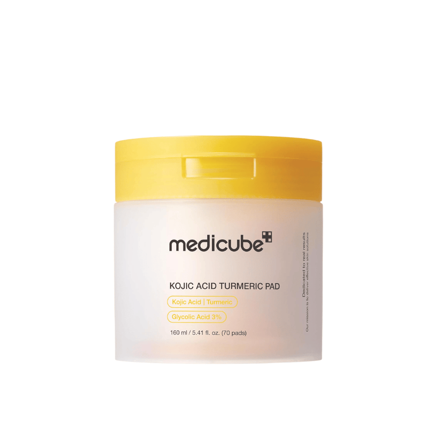 Zdjęcie produktu na białym tle przedstawiające Medicube Kojic Acid Turmeric Pad w żółtym słoiczku z płatkami złuszczającymi zawierającymi kwas kojowy, kurkumę i kwas glikolowy dla bardziej wyrównanego kolorytu skóry i blasku.