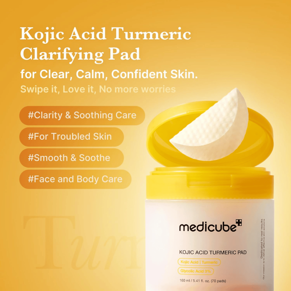 Grafika promocyjna dla Medicube Kojic Acid Turmeric Pad, która podkreśla złuszczające płatki dla jaśniejszej skóry, kojącą pielęgnację oraz stosowanie zarówno na twarz, jak i ciało.