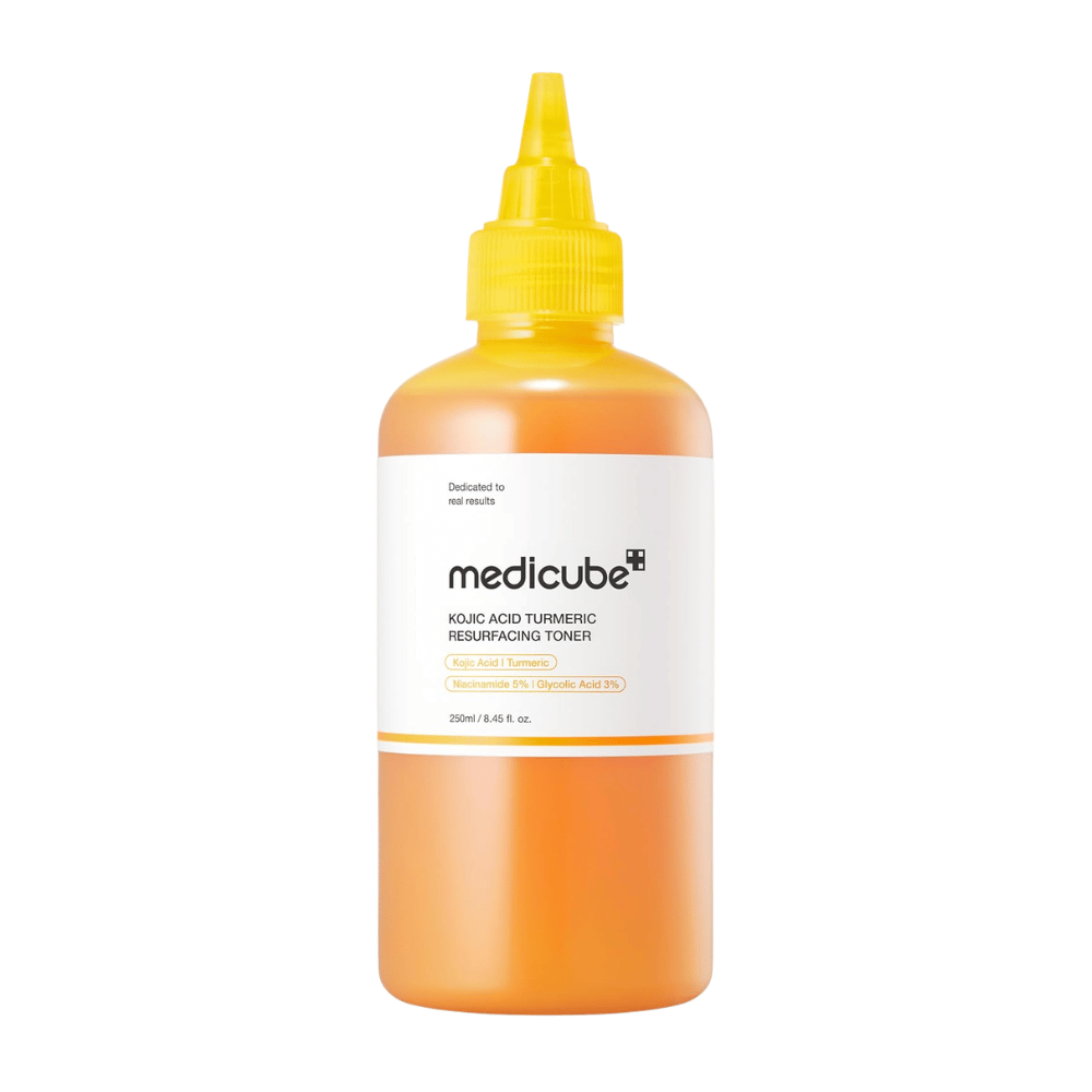 Wyizolowane zdjęcie produktu Medicube Kojic Acid Turmeric Resurfacing Toner w żółtej butelce z aplikatorem do złuszczającej pielęgnacji skóry i poprawy jej struktury.