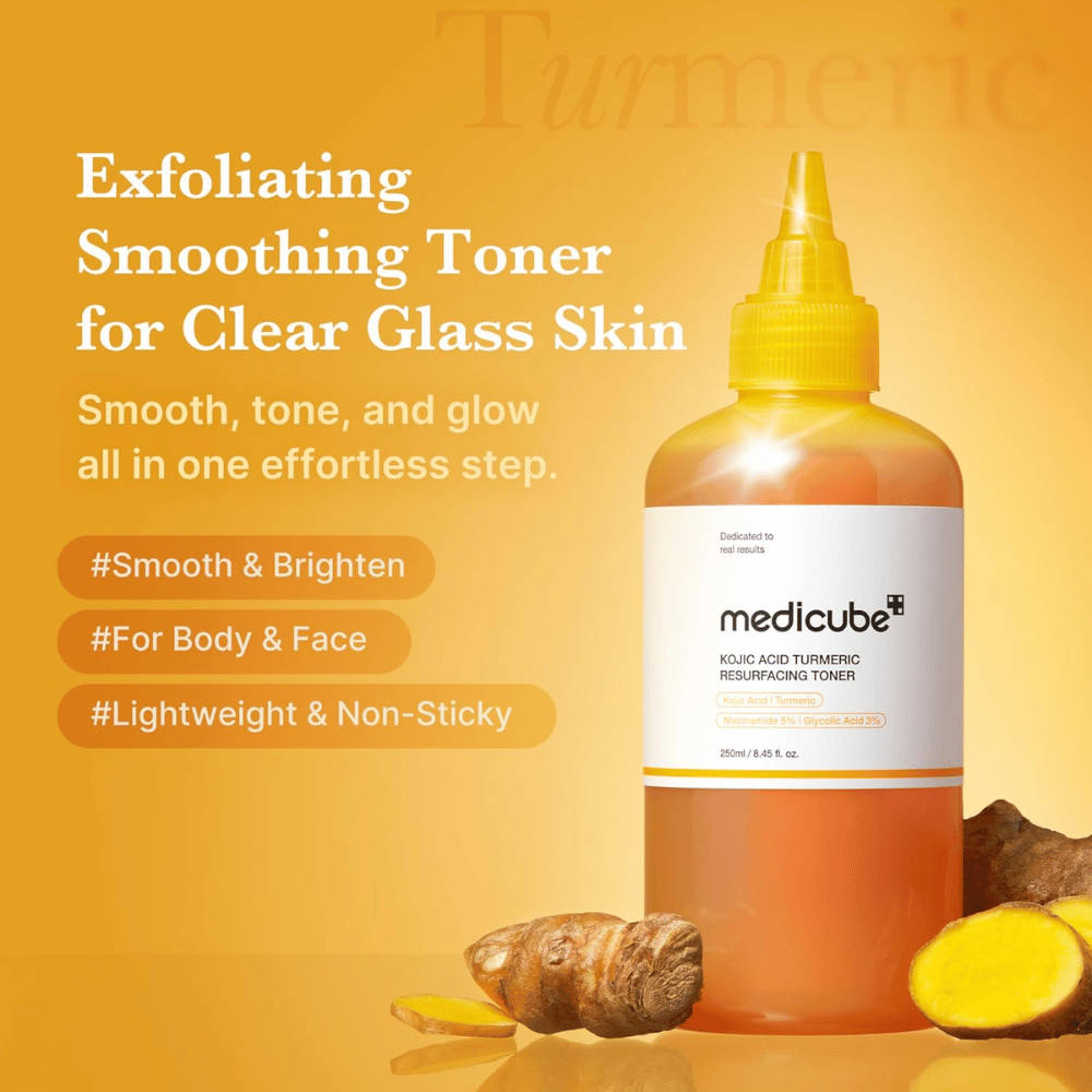 Grafika promocyjna dla Medicube Kojic Acid Turmeric Resurfacing Toner, podkreślająca złuszczające tonik do twarzy dla blasku, wyrównanego kolorytu skóry oraz lekkiej, nawilżającej formuły do twarzy i ciała.