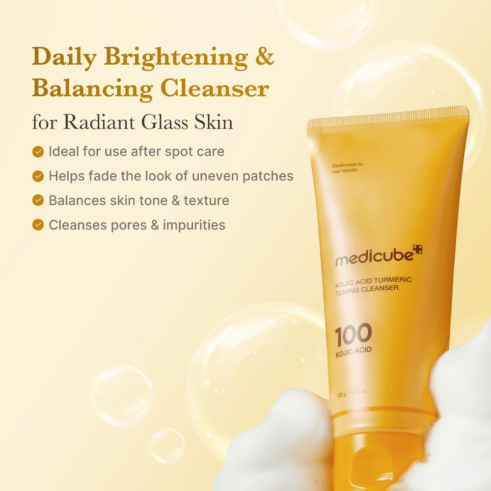 Medicube Kojic Acid Turmeric Toning Cleanser, środek oczyszczający dla bardziej wyrównanego kolorytu skóry i blasku. Żółta tubka z pianką oczyszczającą i zaletami produktu.