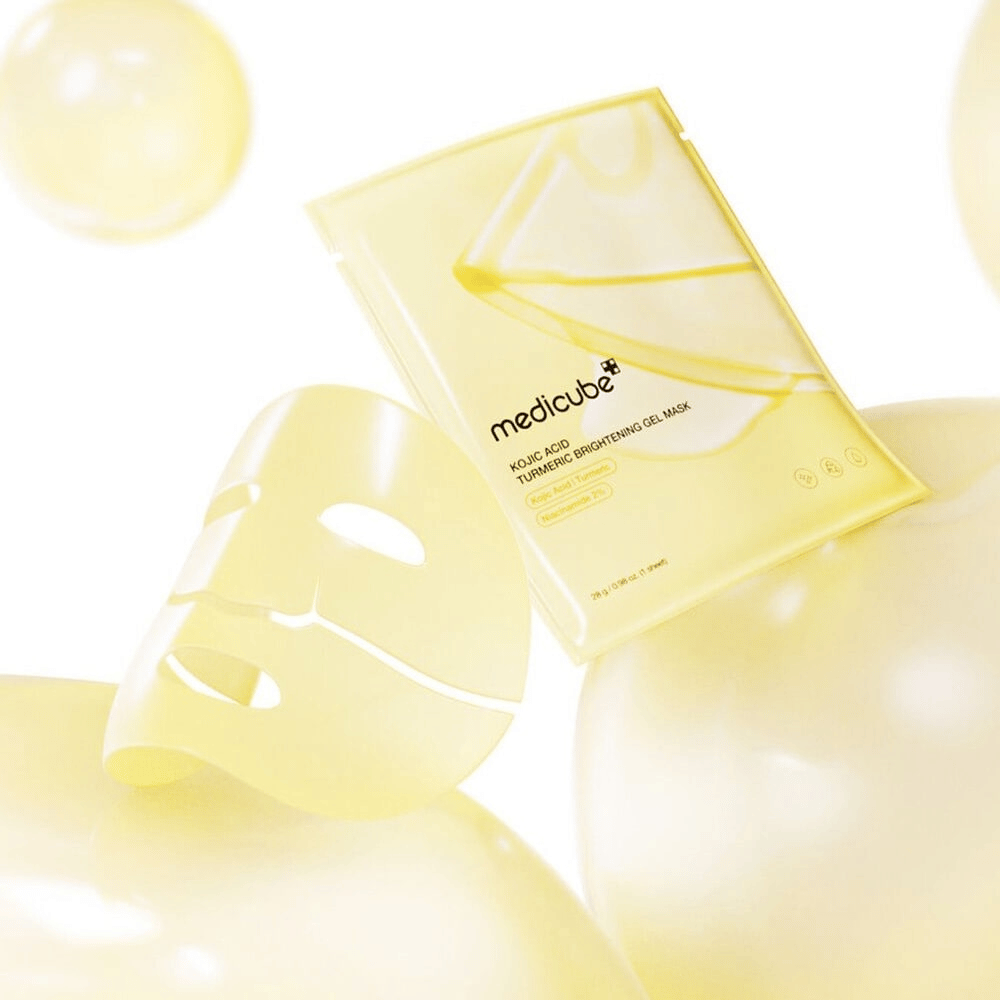Medicube Kojic Acid Turmeric Brightening Gel Mask – rozświetlająca maska żelowa z kwasem kojowym i kurkumą, widoczna w przezroczystej masce arkuszowej i żółtym opakowaniu.