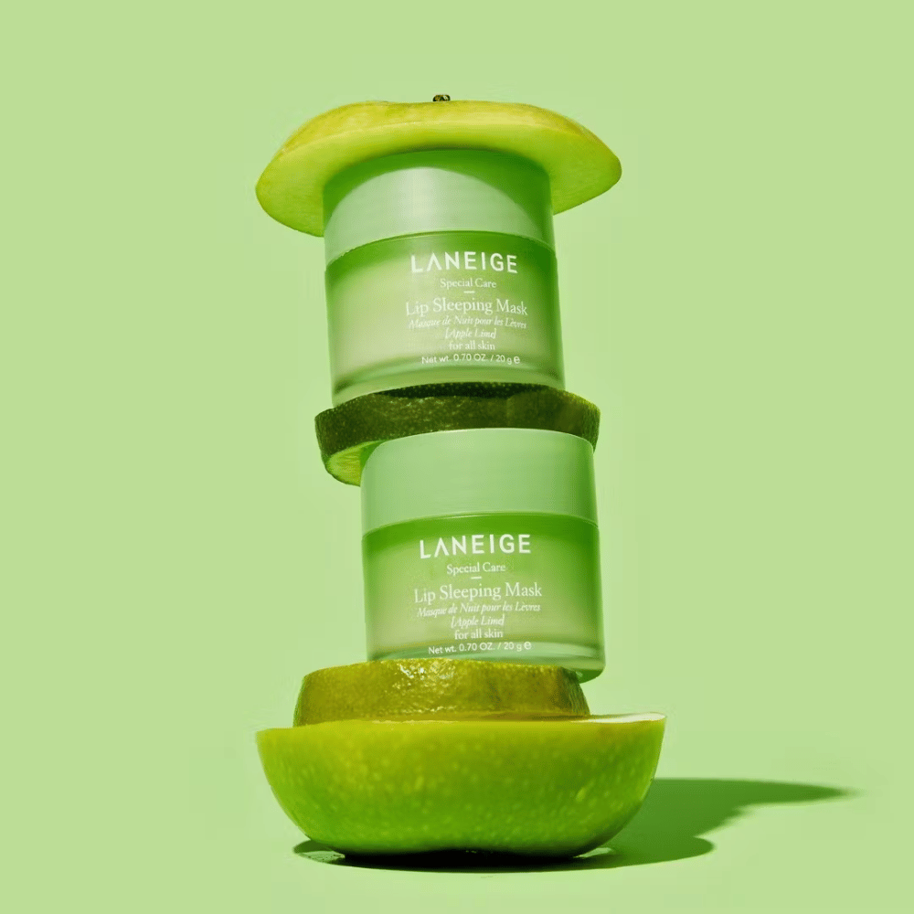 Dwa słoiczki z LANEIGE Lip Sleeping Mask Apple Lime 20g ułożone jeden na drugim, zapewniające nawilżenie.