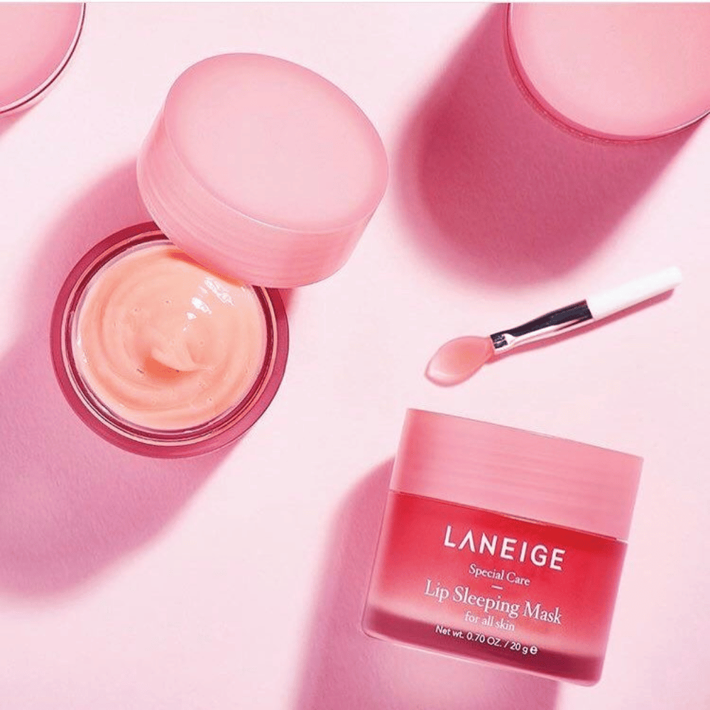 K-beauty's Laneige's Lip Sleeping Mask Berry 20g na różowym tle.