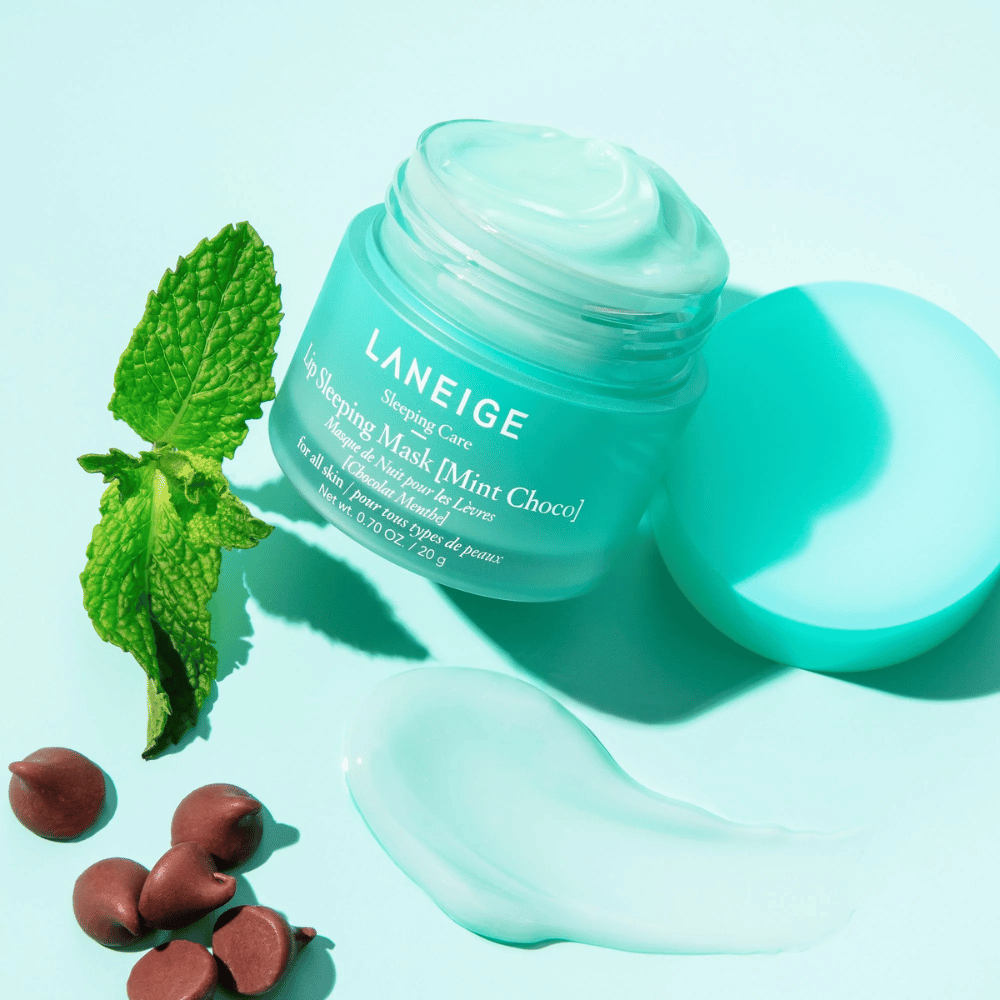 LANEIGE's Lip Sleeping Mask Mint Choco 20g na niebieskim tle.