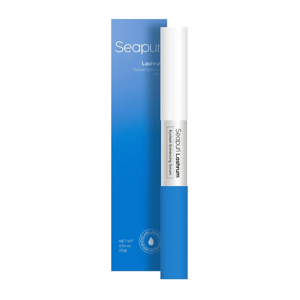 Zdjęcie produktu Seapuri Lashrum Eyelash Enhancing Serum z opakowaniem. Wspomaga dłuższe, mocniejsze i pełniejsze rzęsy.