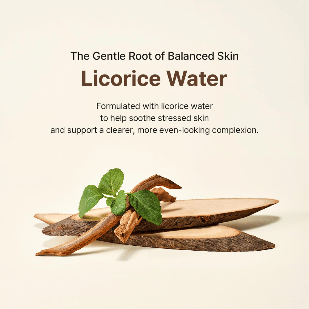 Korzeń lukrecji i zielone liście ilustrują główny składnik Acwell Licorice pH Balancing Essence Mist. Woda z lukrecji pomaga ukoić zestresowaną skórę i przyczynia się do bardziej wyrównanego kolorytu skóry.