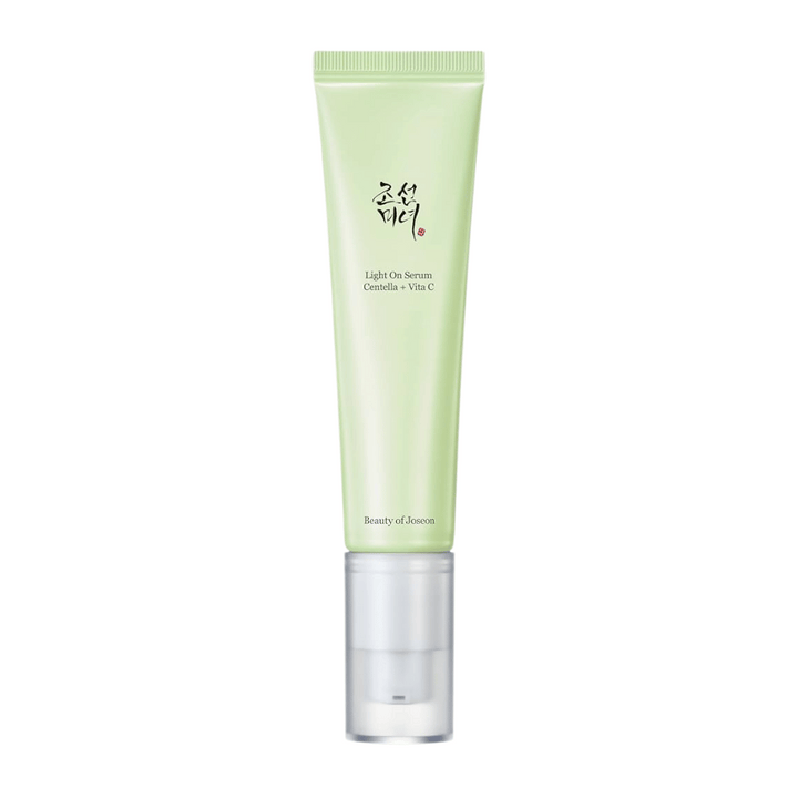 Beauty of Joseon Light On Serum i en ljusgrön tub med pump, innehållande Centella och vitamin C för lystergivande hudvård.