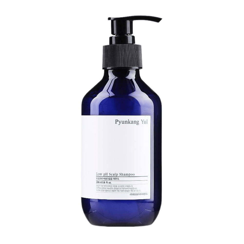Stylowe wyizolowane zdjęcie produktu Pyunkang Yul Low pH Scalp Shampoo w niebieskiej butelce z pompką i minimalistycznym designem.