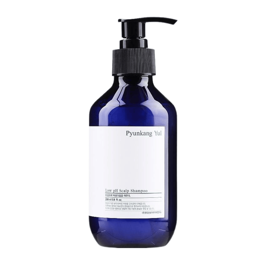 Stylowe wyizolowane zdjęcie produktu Pyunkang Yul Low pH Scalp Shampoo w niebieskiej butelce z pompką i minimalistycznym designem.