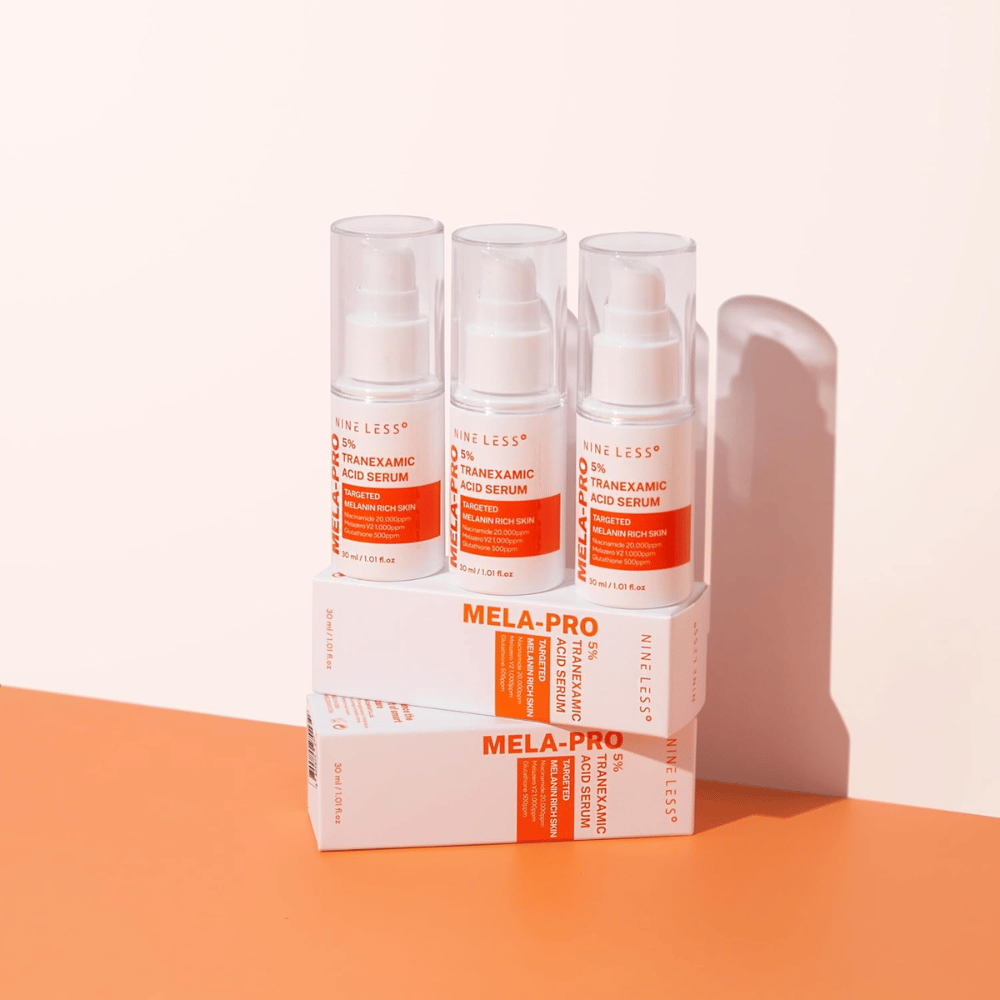 Trzy NINE LESS MELA-PRO 5% Tranexamic Acid Serum 30 ml, rozjaśniające serum z niacynamidem i glutationem dla skóry bogatej w melaninę.