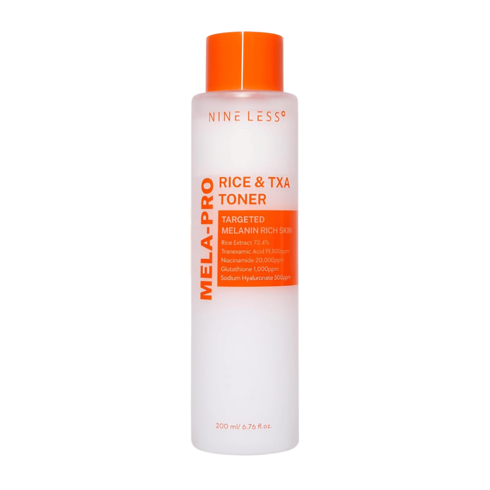 6. NINE LESS MELA-PRO Rice & TXA Toner 200 ml – biała butelka toniku z pomarańczową zakrętką i etykietą na białym tle