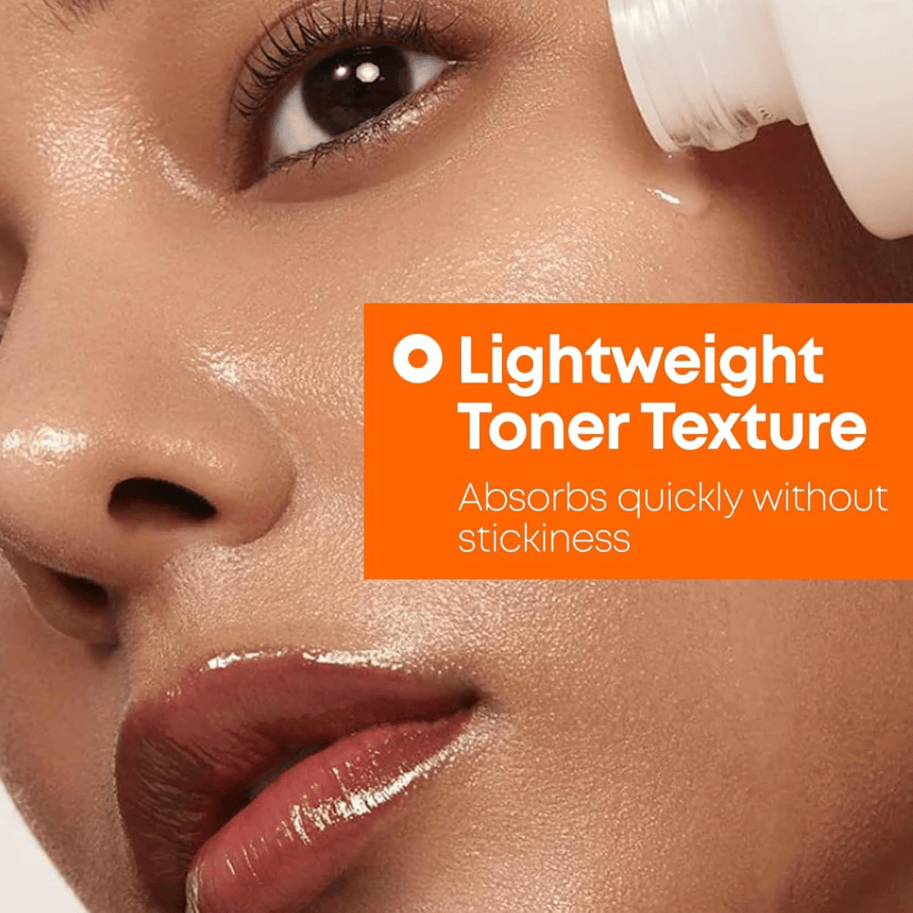 3. NINE LESS MELA-PRO Rice & TXA Toner – modelka z nawilżoną skórą pokazująca lekką konsystencję toniku i jego szybkie wchłanianie