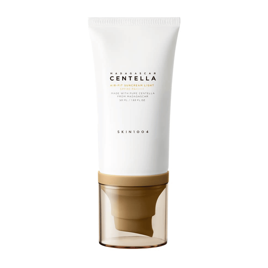 SKIN1004 Madagascar Centella Air-Fit Suncream Light SPF30 PA++++ – lekki krem przeciwsłoneczny z centella asiatica, który chroni skórę, nawilża i nadaje się do skóry wrażliwej.