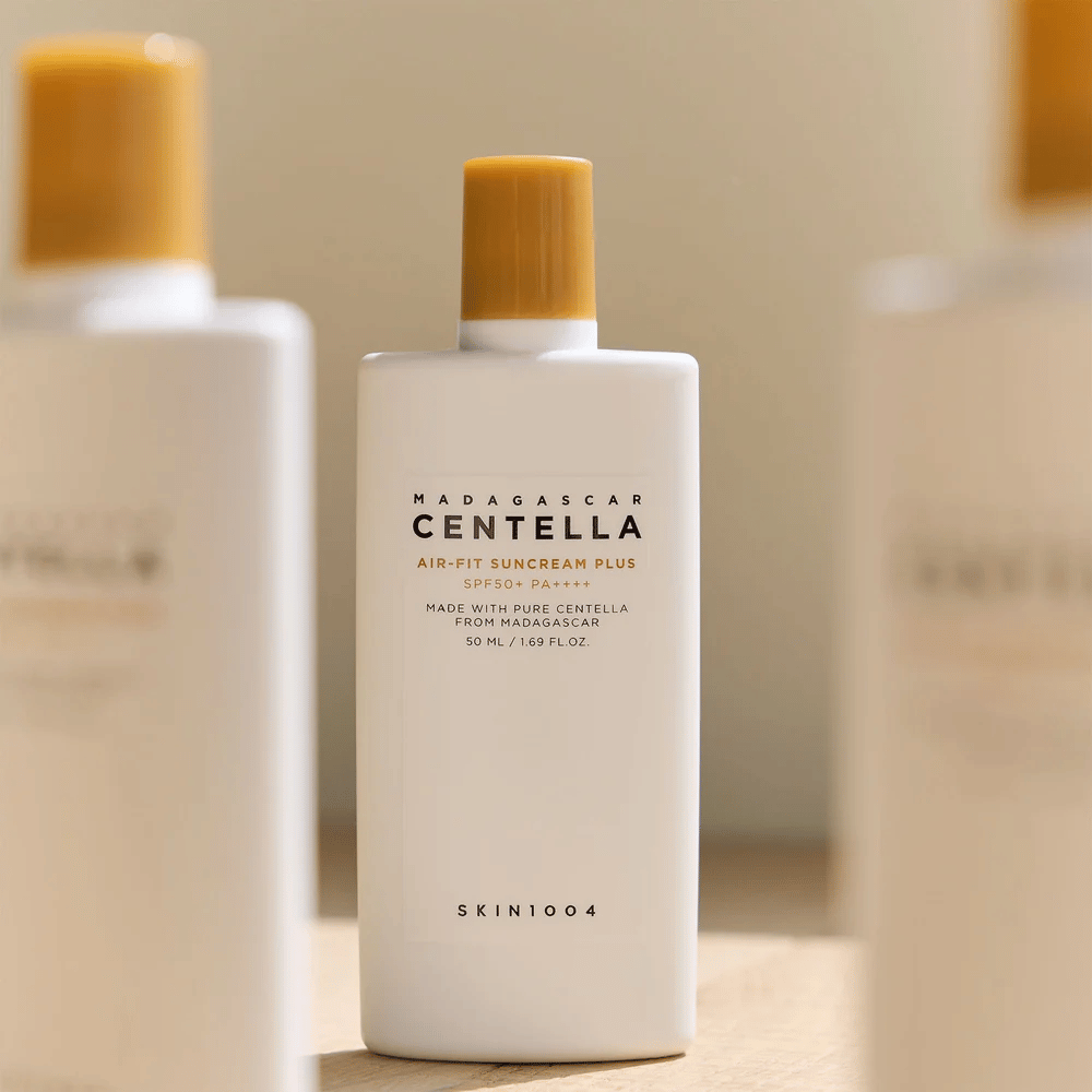 SKIN1004 Madagascar Centella Air-Fit Suncream Plus SPF50+ PA++++ ochrona przeciwsłoneczna z centella asiatica, która chroni skórę przed promieniami UV i łagodzi wrażliwą skórę