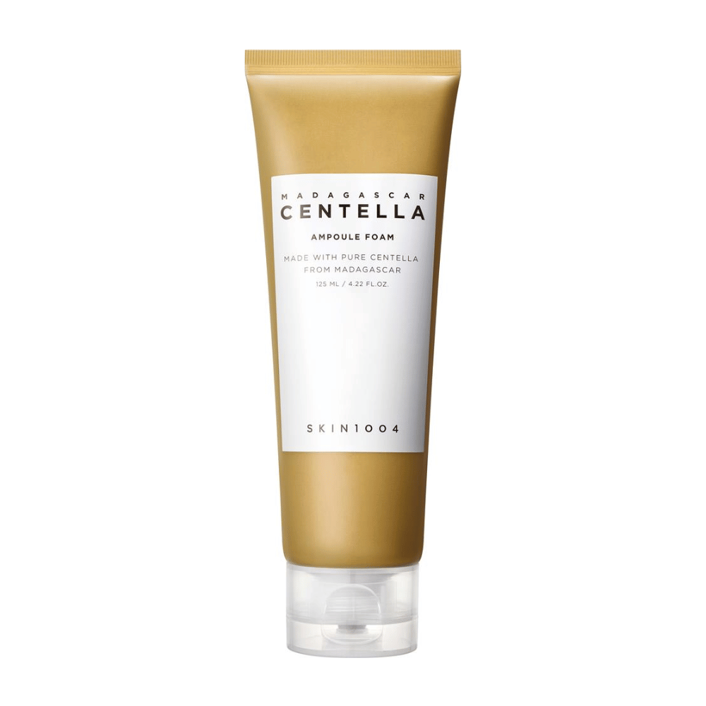 Obrazek przedstawia tubkę "Madagascar Centella Ampoule Foam" marki SKIN1004. Jest to produkt do oczyszczania twarzy zawierający 125 ml / 4.22 fl.oz. Formuła oparta jest na czystej Centelli pozyskanej z roślin na Madagaskarze. Produkt został zaprojektowany, aby delikatnie oczyszczać i pielęgnować skórę.