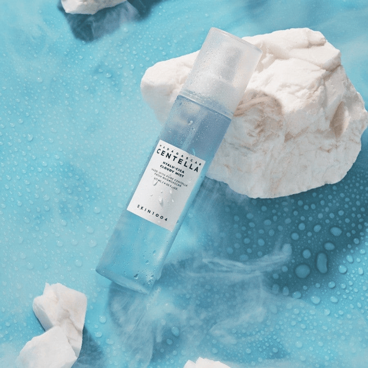SKIN1004 Madagascar Centella Hyalu-Cica Cloudy Mist 120 ml – nawilżająca mgiełka do twarzy z centella asiatica i kwasem hialuronowym w wilgotnym środowisku
