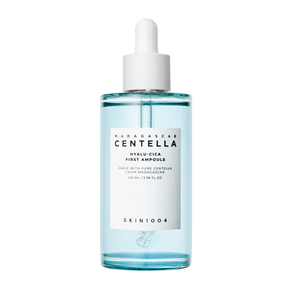Zdjęcie produktu Skin1004 Madagascar Centella Hyalu-Cica First Ampoule, 100 ml butelka z białą etykietą i pipetą.