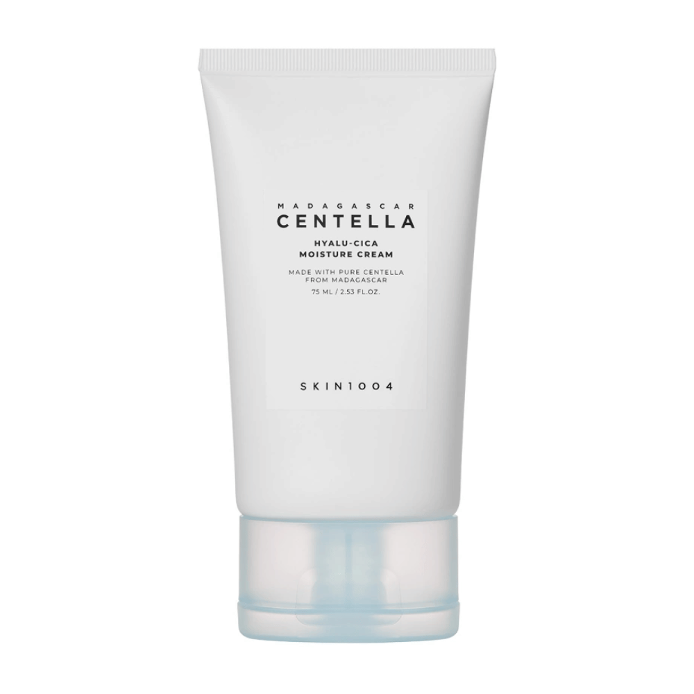 Biała tuba SKIN1004 kremu nawilżającego Madagascar Centella Hyalu-Cica na jednokolorowym tle.