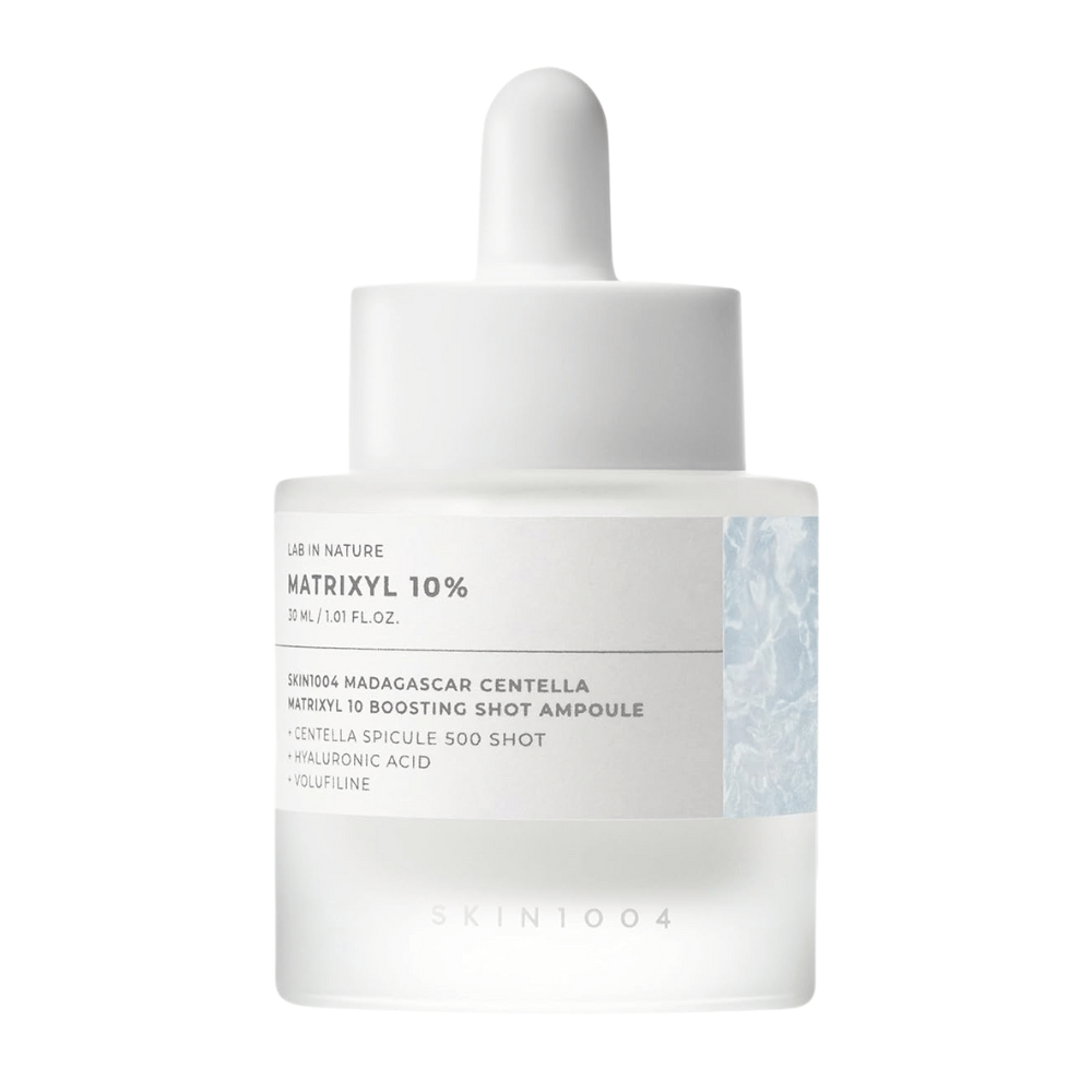 Zbliżenie na SKIN1004 Madagascar Centella Matrixyl 10 Boosting Shot Ampoule pokazujące pipetę i etykietę – wysoko skoncentrowane serum peptydowe dla elastyczności i nawilżenia skóry.