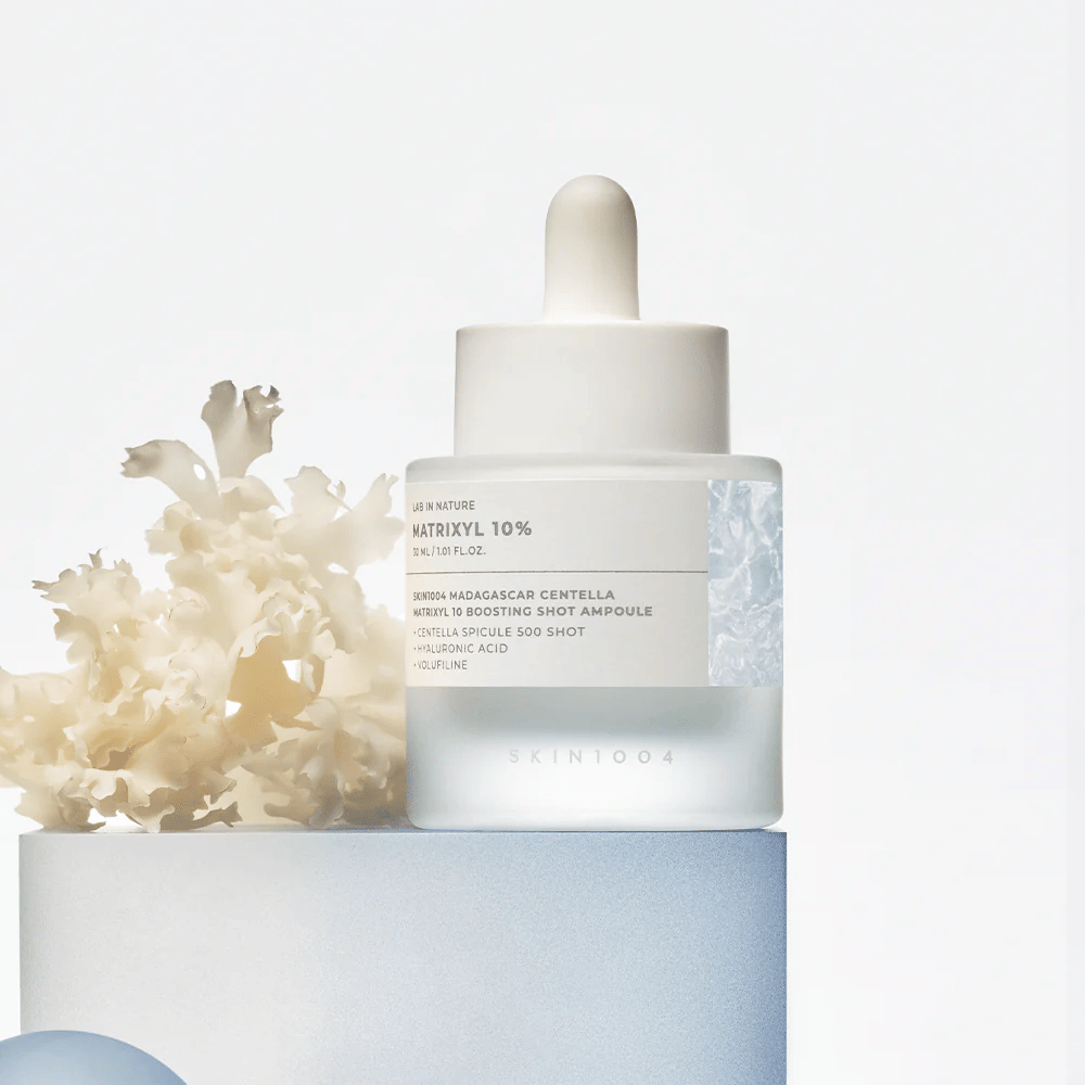 SKIN1004 Madagascar Centella Matrixyl 10 Boosting Shot Ampoule w stylizowanym obrazie – serum przeciwstarzeniowe z peptydami i centella, które wzmacnia barierę skórną i zapewnia sprężystość.