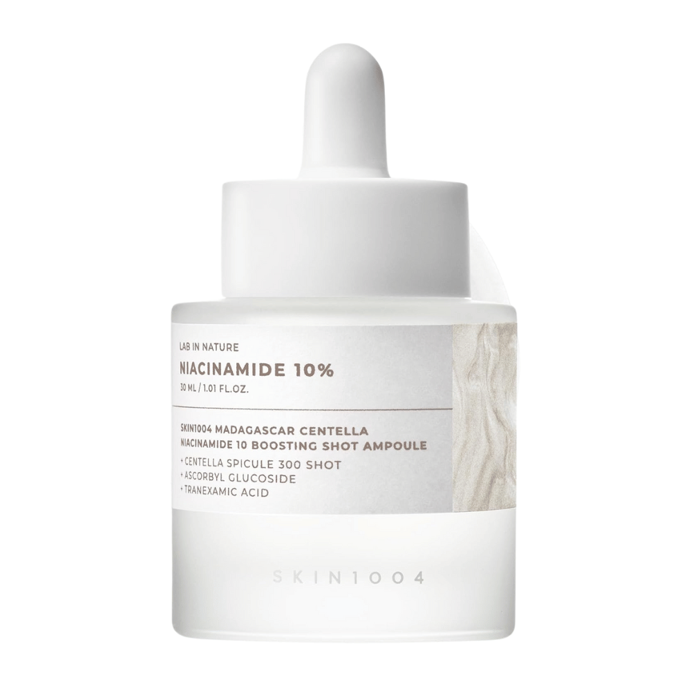 SKIN1004 Madagascar Centella Niacinamide 10 Boosting Shot Ampoule stojący na białym tle – wysoko skoncentrowane serum z niacynamidem dla jaśniejszej skóry, blasku i zrównoważonej produkcji sebum.
