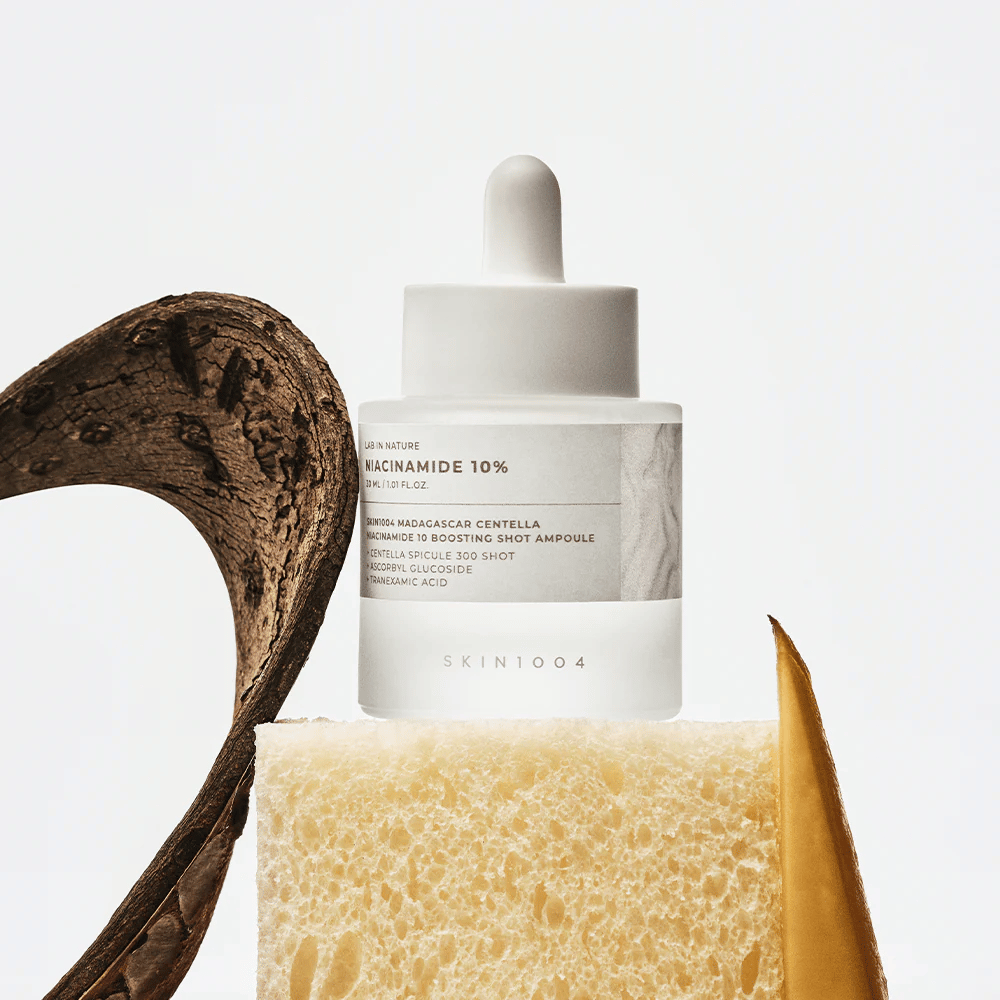 SKIN1004 Madagascar Centella Niacinamide 10 Boosting Shot Ampoule na zdjęciu lifestyle – serum do twarzy, które pomaga zmniejszyć nierówny koloryt skóry i wzmocnić barierę skórną.