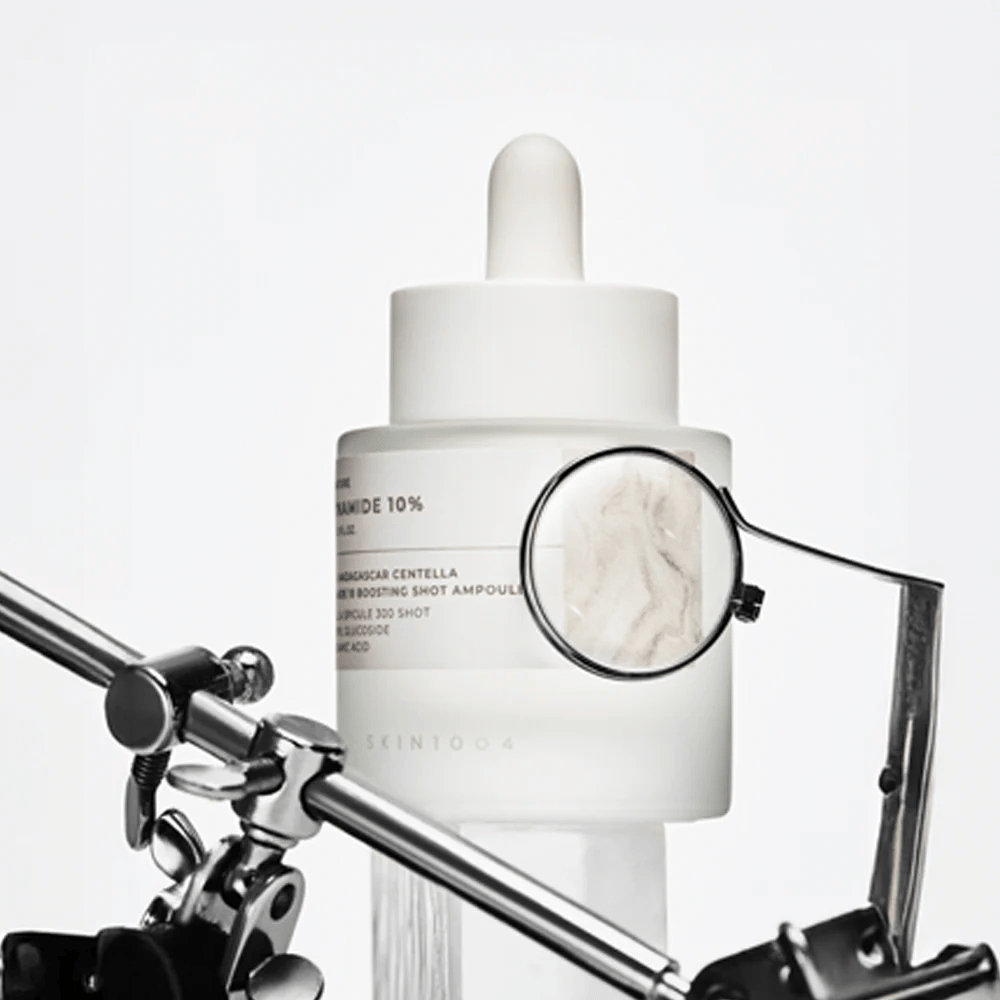 Zdjęcie szczegółowe SKIN1004 Madagascar Centella Niacinamide 10 Boosting Shot Ampoule podkreślające składniki i aktywną formułę dla jaśniejszej skóry i jednolitej struktury skóry.