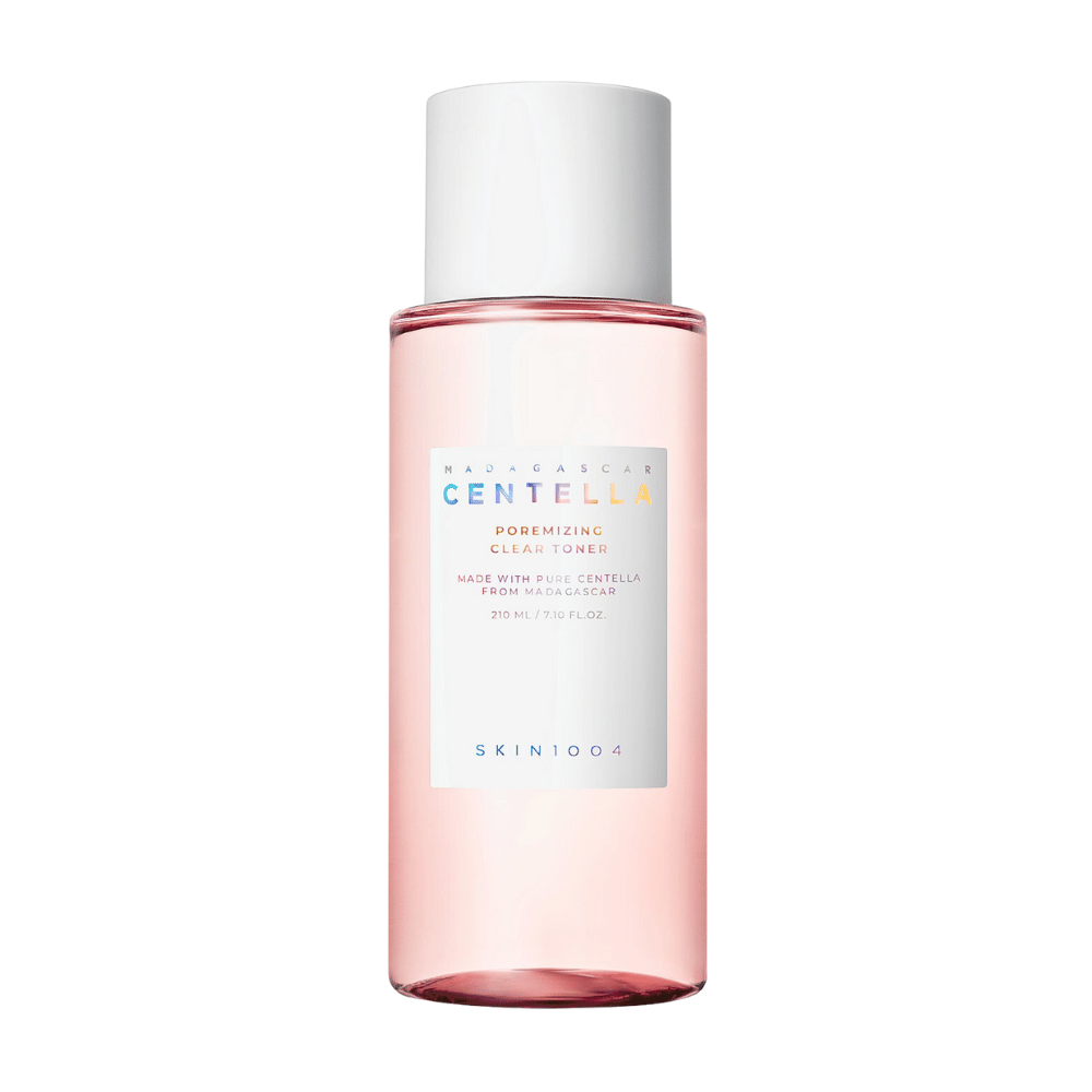 Butelka z Madagascar Centella Poremizing Clear Toner, która jest przezroczysta z różowym odcieniem. Produkt ma biały korek i etykietę z napisem "Poremizing Clear Toner" oraz "Made with Pure Centella from Madagascar." Butelka mieści 210 ml i daje poczucie świeżości i pielęgnacji skóry.