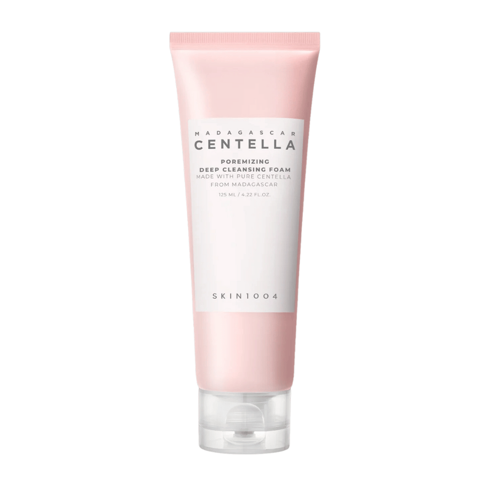 Madagascar Centella Poremizing Deep Cleansing Foam to produkt do oczyszczania twarzy, prezentowana w różowej tubie. Tuba zawiera 125 ml i jest wykonana z czystej centelli z Madagaskaru, aby skutecznie oczyszczać i udoskonalać pory skóry.