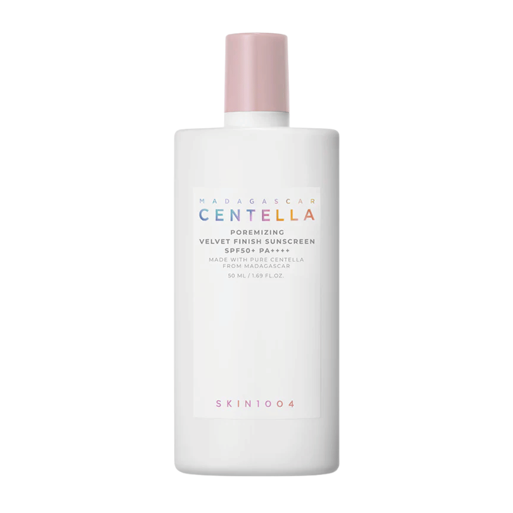 SKIN1004 Madagascar Centella Poremizing Velvet Finish Sunscreen SPF 50+ PA++++ – krem przeciwsłoneczny z Centella Asiatica z Madagaskaru, który koi skórę, zmniejsza błyszczenie i zapewnia wysoką ochronę UV o szerokim spektrum.