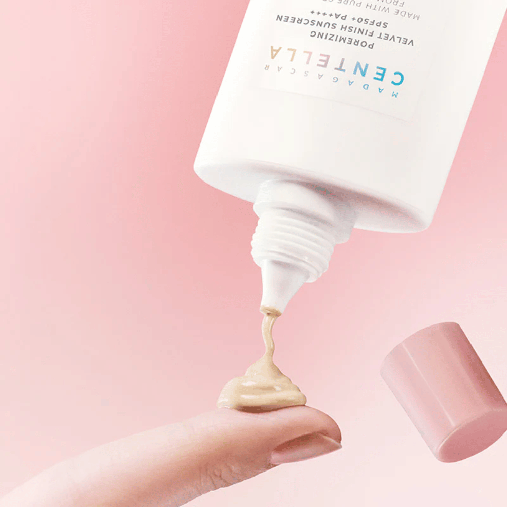 Kremowa konsystencja SKIN1004 Madagascar Centella Poremizing Velvet Finish Sunscreen SPF 50+ PA++++ wtapia się w skórę i zapewnia naturalne, aksamitne wykończenie bez lepkości.