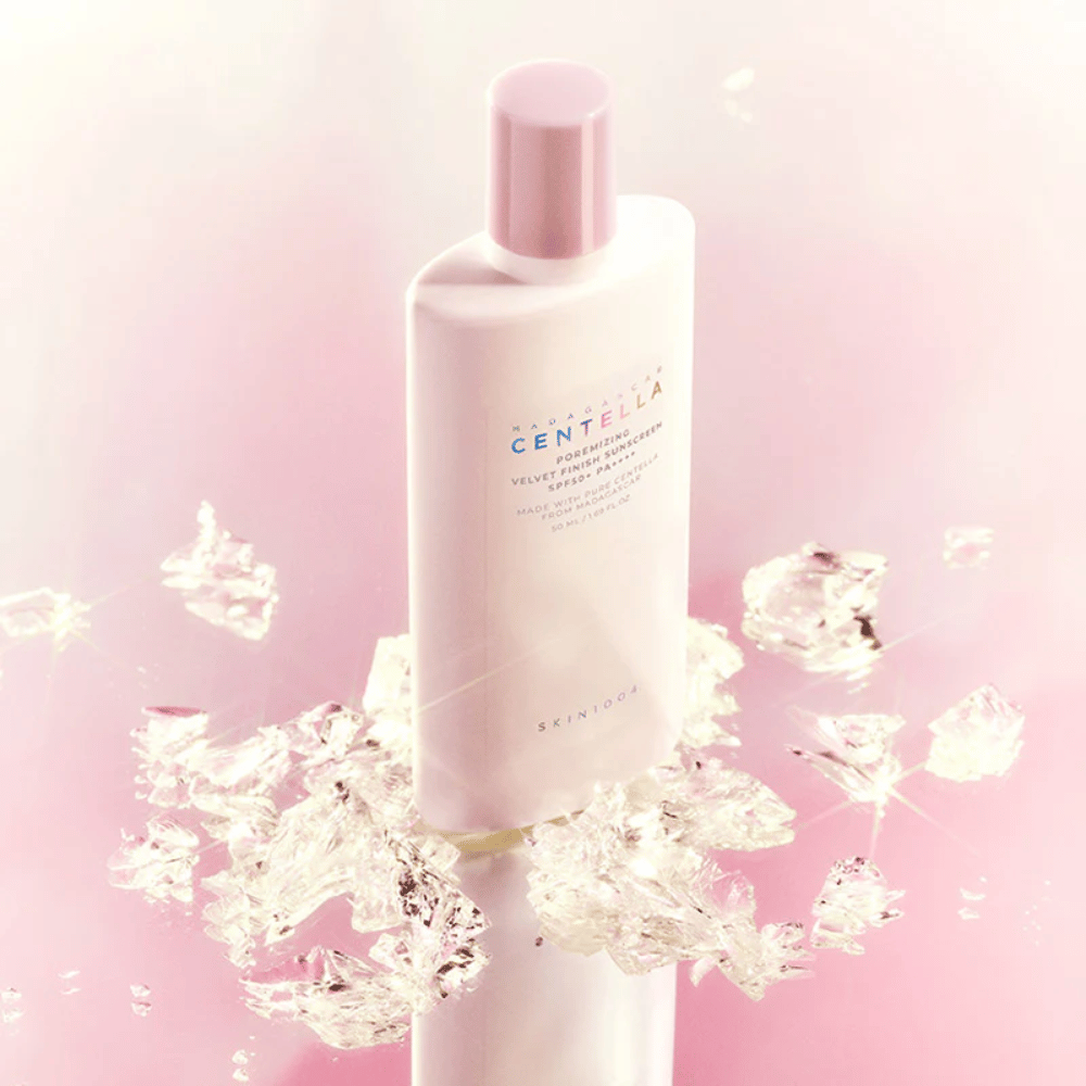 SKIN1004 Madagascar Centella Poremizing Velvet Finish Sunscreen SPF 50+ PA++++ z lekką formułą, która gładko się wchłania i zapewnia długotrwałą ochronę oraz miękkie, aksamitne odczucie.