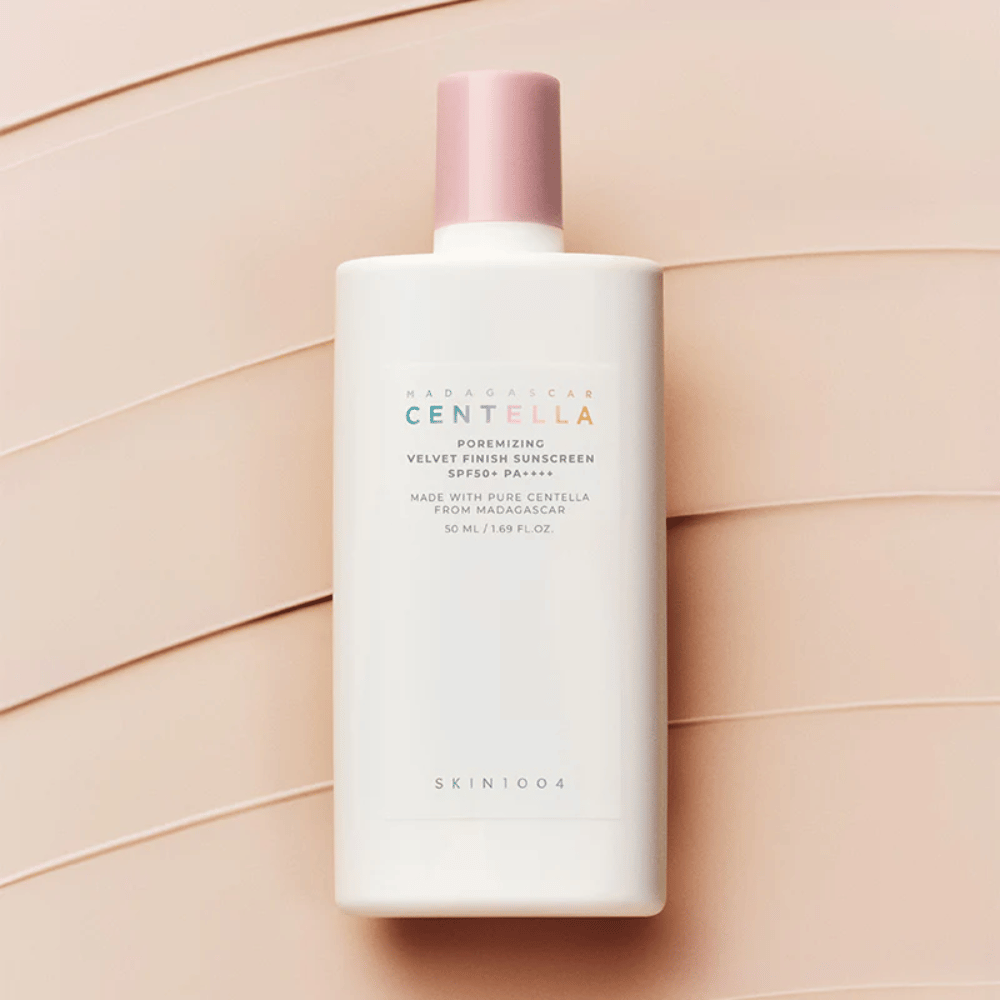 SKIN1004 Madagascar Centella Poremizing Velvet Finish Sunscreen SPF 50+ PA++++ z Centella Asiatica, która koi skórę i pozostawia przyjemne, matowe wykończenie bez białego filmu.