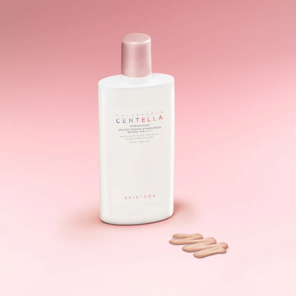 SKIN1004 Madagascar Centella Poremizing Velvet Finish Sunscreen SPF 50+ PA++++ – lekki krem przeciwsłoneczny o aksamitnym wykończeniu, który chroni skórę i pomaga kontrolować błyszczenie.