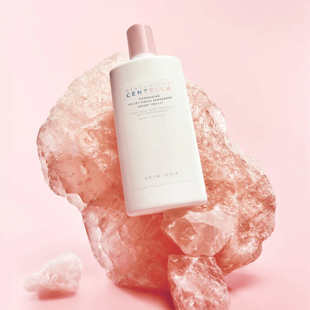 SKIN1004 Madagascar Centella Poremizing Velvet Finish Sunscreen SPF 50+ PA++++ z Centella Asiatica z Madagaskaru, która koi skórę i zapewnia naturalnie matowe, miękkie wykończenie.