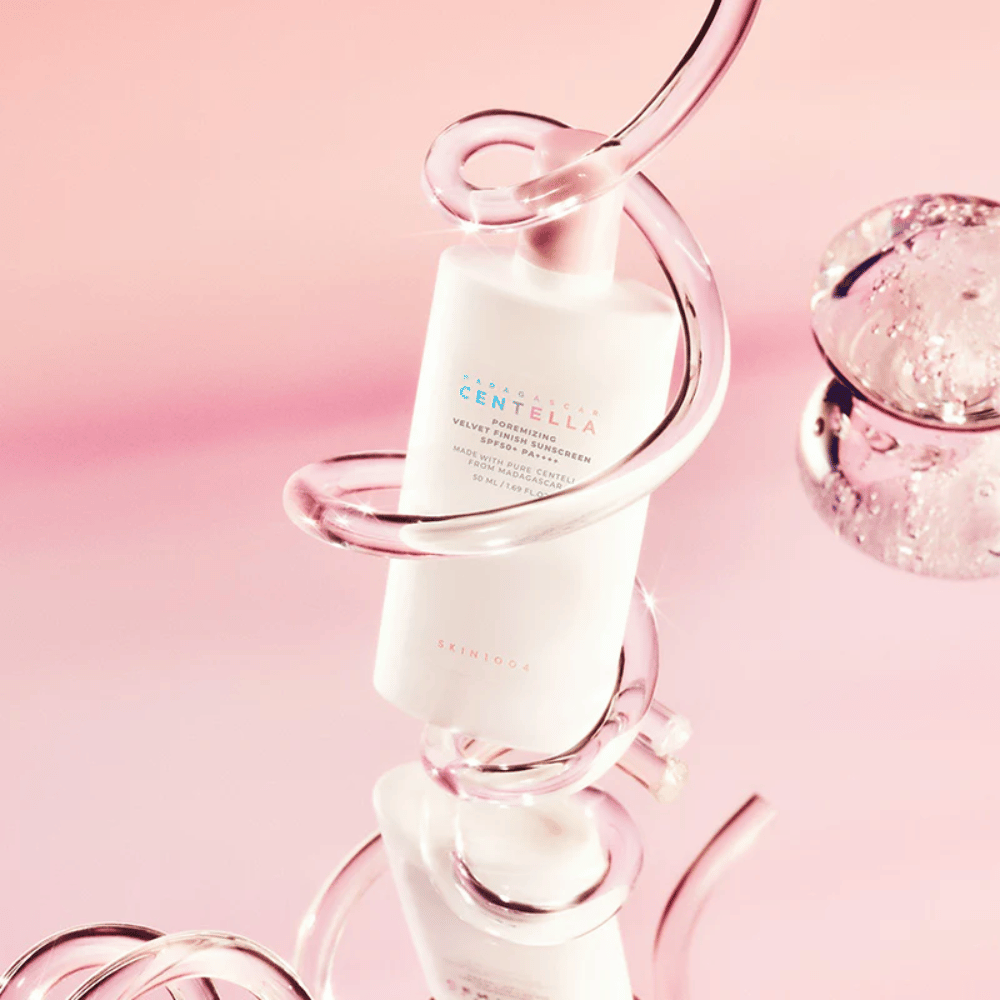 SKIN1004 Madagascar Centella Poremizing Velvet Finish Sunscreen SPF 50+ PA++++ o aksamitnym wykończeniu, który chroni skórę przed promieniowaniem UVA i UVB, a jednocześnie pomaga zminimalizować widoczność porów.